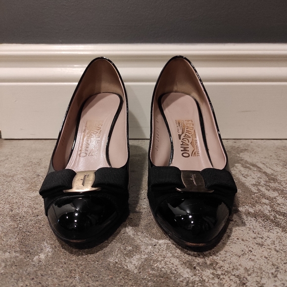 Ferragamo Vara Bow Pump - Picture 3 of 8